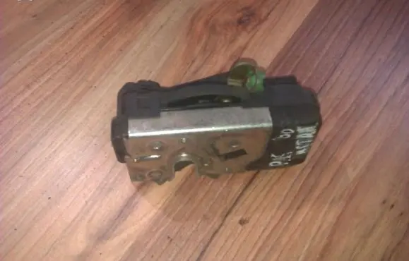 Opel Astra G Front door lock 90561153