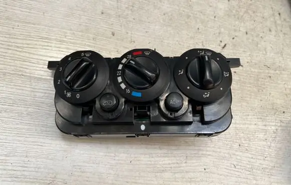 Mercedes-Benz A W168 Climate control unit 1688302285 Q014203