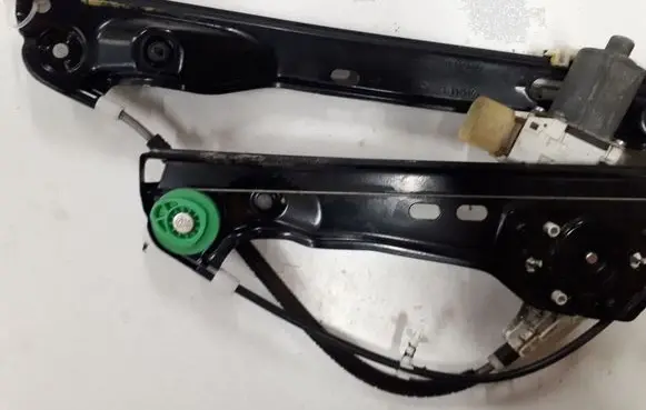 BMW 3 E90 E91 Front door window regulator with motor 0130822227 7060266