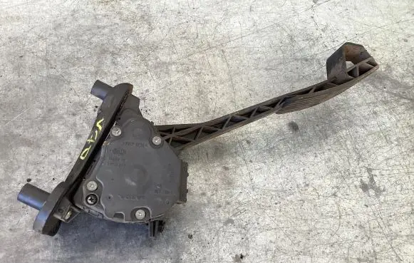 Volvo V70 Accelerator throttle pedal 9496822 00776922