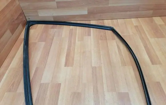 Renault Zoe Rubber seal front door window/glass 803300513R