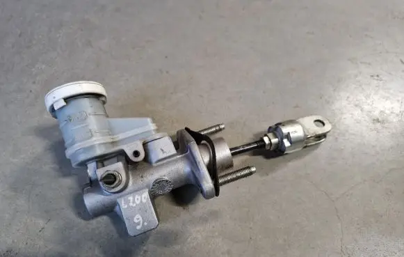 Mitsubishi L200 Clutch master cylinder