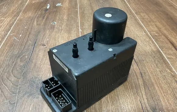 Mercedes-Benz C W202 Central locking vacuum pump 2028001548
