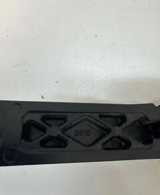 Front wiper blade arm