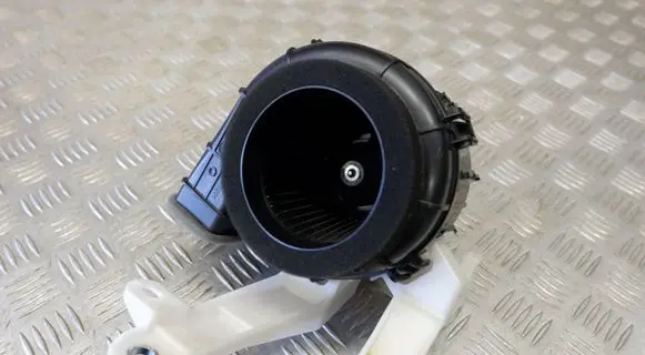 Toyota Yaris XP210 Hybrid/electric vehicle battery fan G9230K0021