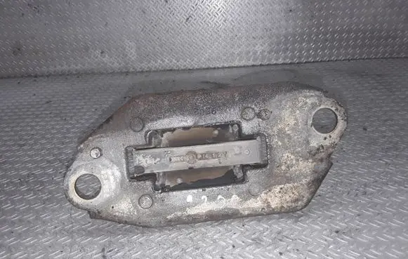 Volvo S80 Engine mount bracket