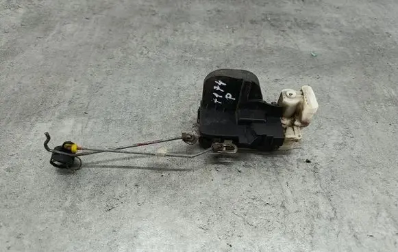 Alfa Romeo GT Front door lock