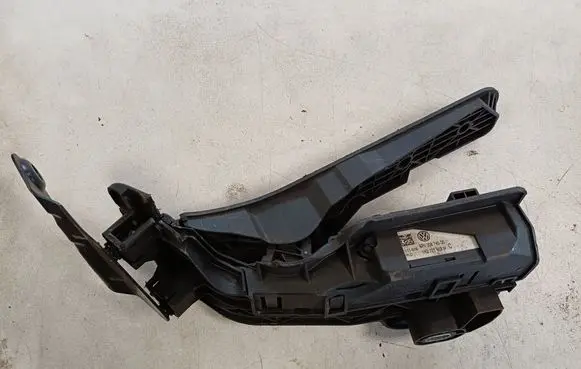 Volkswagen Touran I Accelerator throttle pedal 1K2721503M