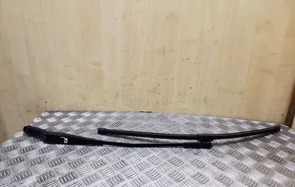Front wiper blade arm