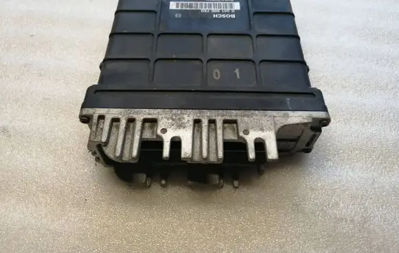 Volkswagen Golf III Engine control unit/module 030906026K 0261200750