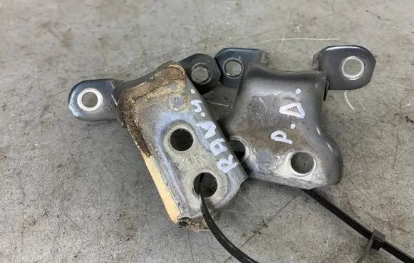 Toyota RAV 4 (XA30) Front door upper hinge