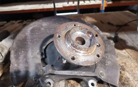 BMW 5 E60 E61 Front wheel hub