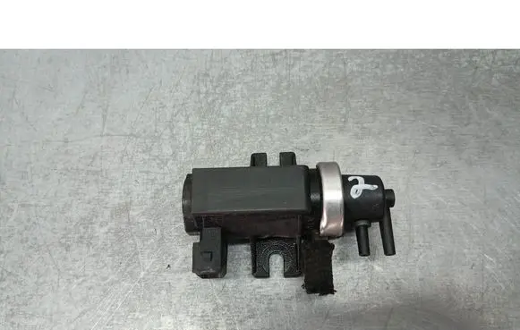 Volkswagen Bora Vacuum valve 72279600