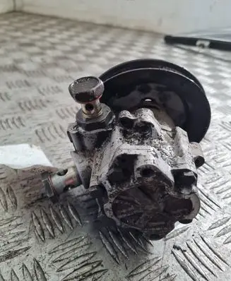 Volkswagen Transporter - Caravelle T4 Power steering pump