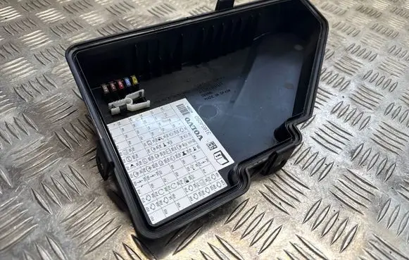 Volvo XC90 Fuse box cover 31398001 D00MB