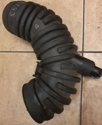 Volkswagen Golf III Air intake hose/pipe 1H0129627E