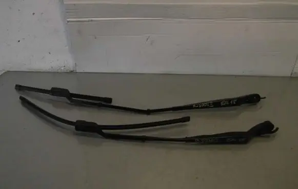 Peugeot 5008 II Front wiper blade arm