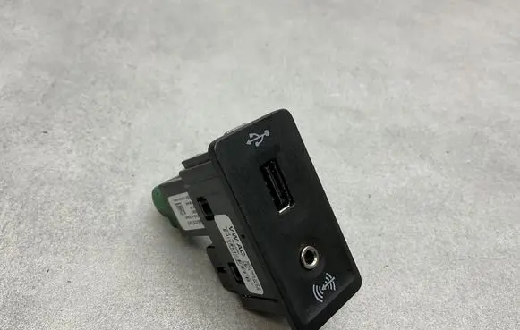 Volkswagen Golf Sportsvan USB socket connector 5G0035222E