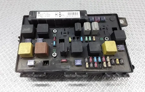 Opel Zafira B Fuse module 13206754