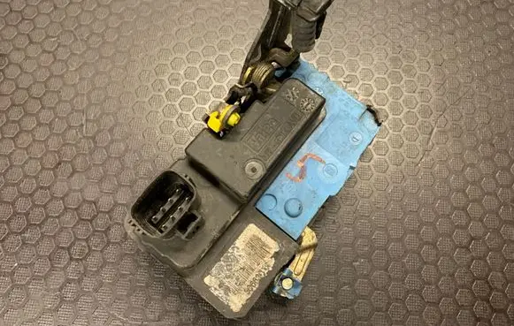 Volvo V70 Front door lock 8663859