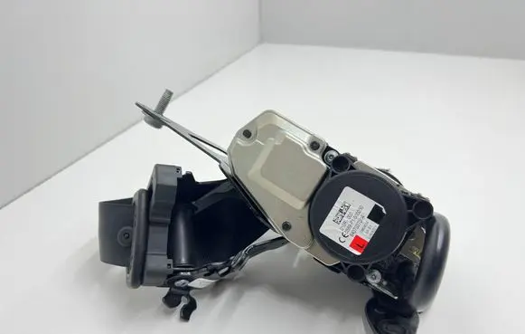 Mercedes-Benz C W205 Front seatbelt a2058608500 0589B1000250 643702700A