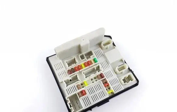 Renault Master III Fuse module 284B67653R 519338198 7727905759