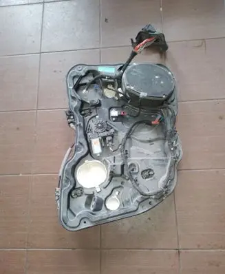 Jeep Cherokee Rear door window regulator with motor