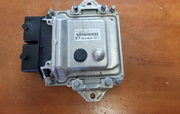 Suzuki Swift III Engine control unit/module ECU 33910-69L00