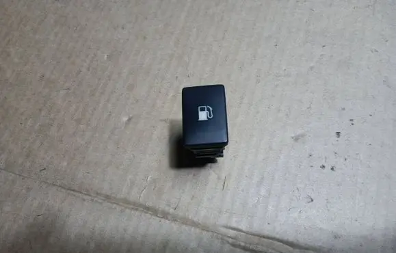 Toyota Avensis T270 Fuel tank opening switch 15c252