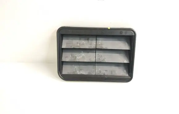 Quarter panel pressure vent
