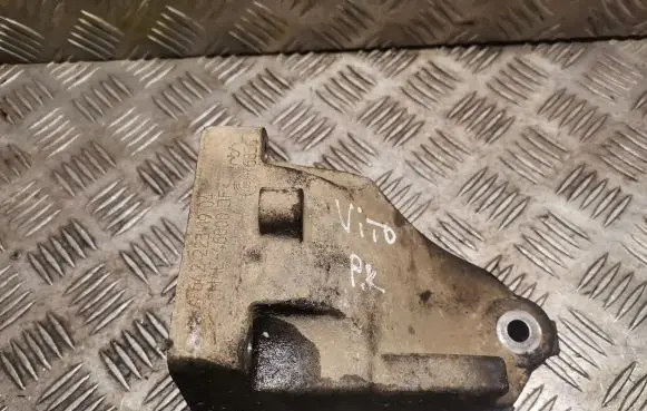 Mercedes-Benz Vito Viano W639 Engine mounting bracket 6422231904