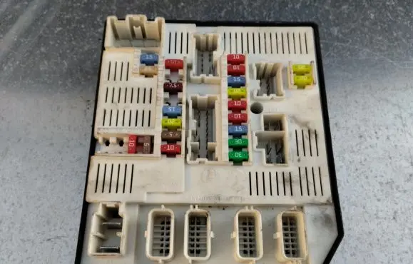 Renault Laguna III Fuse module 284B66052R