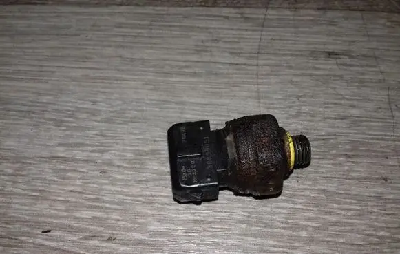Volvo V70 Air conditioning (A/C) pressure sensor 30899051