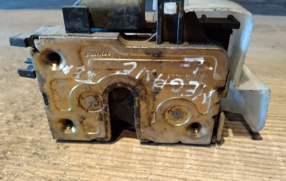 Renault Megane I Front door lock
