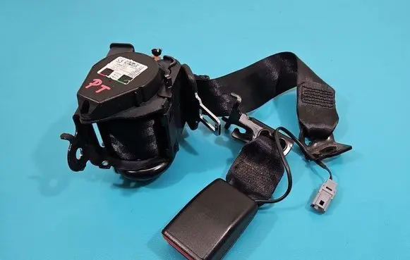 Rear seatbelt