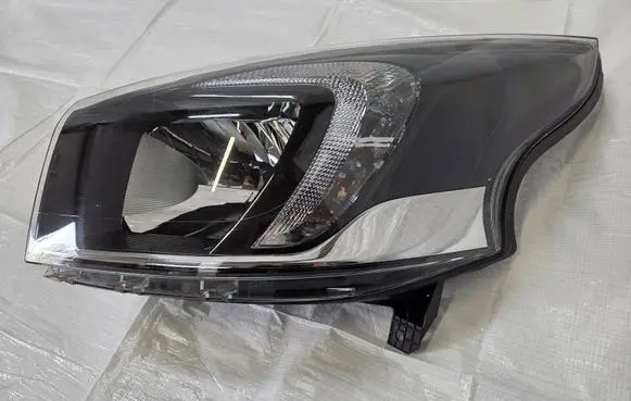 Opel Vivaro Headlight/headlamp 260602711R