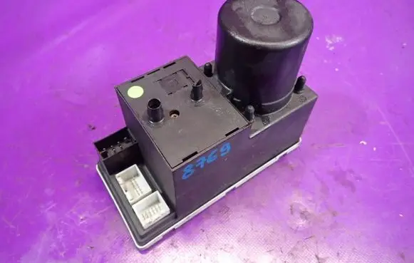 Audi A4 S4 B5 8D Central locking vacuum pump 8L0862257L