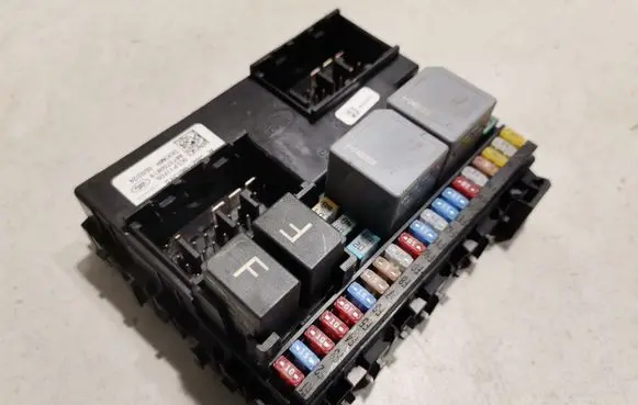 Land Rover Defender Fuse module L8B214A073FB