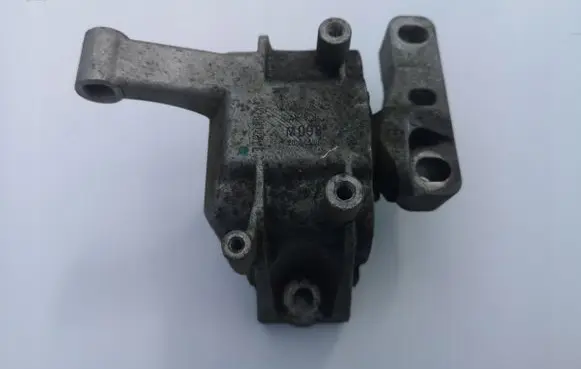 Volkswagen Tiguan Engine mount bracket