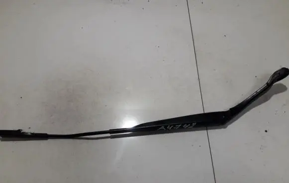 Nissan Qashqai Front wiper blade arm