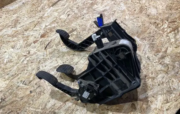 Renault Master III Pedal assembly 465105948R