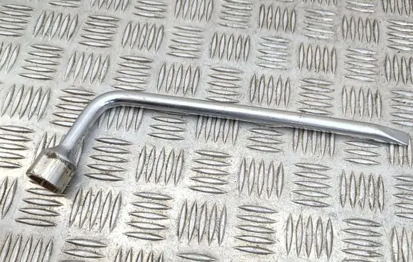 Toyota Avensis T270 Wheel nut wrench 
