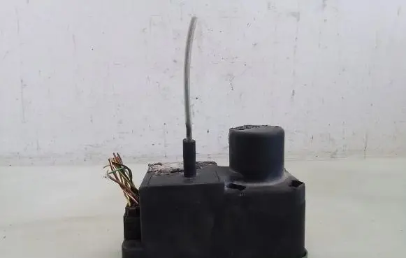 Volkswagen PASSAT B4 Central locking vacuum pump 3A0962257