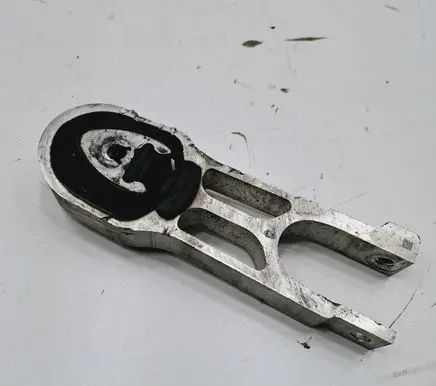 Peugeot 208 Engine mount bracket
