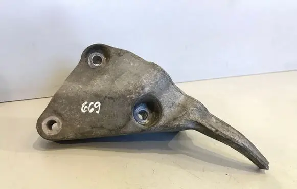 Opel Astra J Engine mounting bracket 1336532