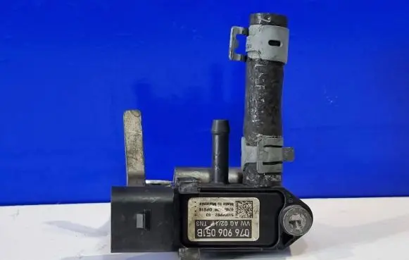 Volkswagen Touran I Air pressure sensor 076906051B