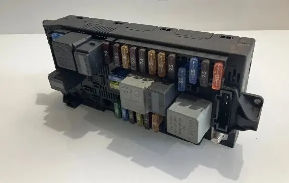 Mercedes-Benz CLS C219 Fuse module 2115457601 A2115457601