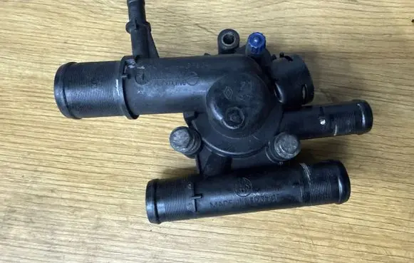 Opel Vivaro Thermostat/thermostat housing V232083C