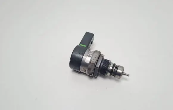 BMW 3 E90 E91 Fuel pressure regulator 0281002949 15417943