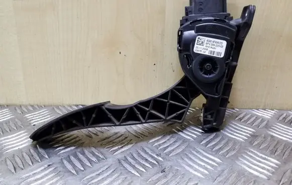 Volvo XC70 Accelerator throttle pedal 6G929F836DD